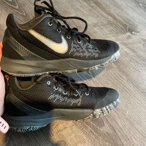 Boy’s Kyrie Shoes size 6